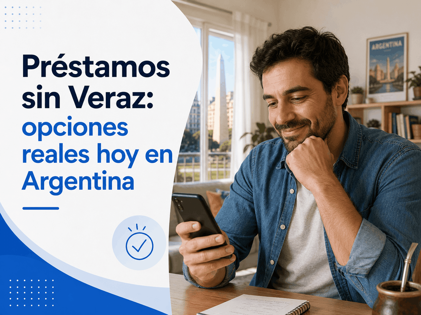 Persona consultando opciones de préstamo personal en su celular con expresión esperanzada mientras está en su casa
