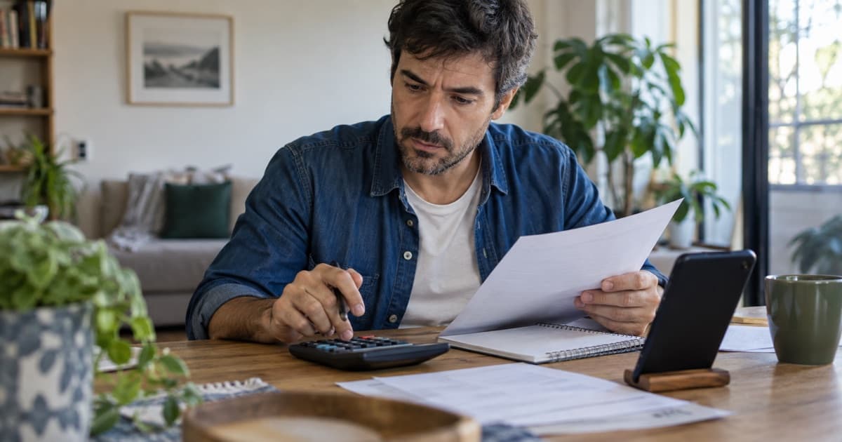 Persona comparando usos y cuotas de un préstamo de libre destino en una mesa de trabajo